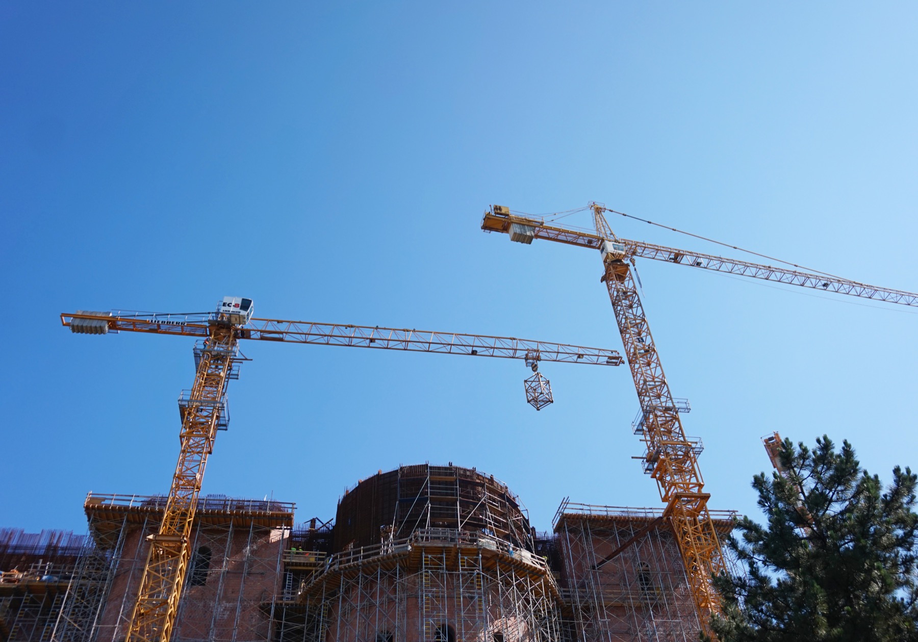 Macarale pe un șantier de construcții din București