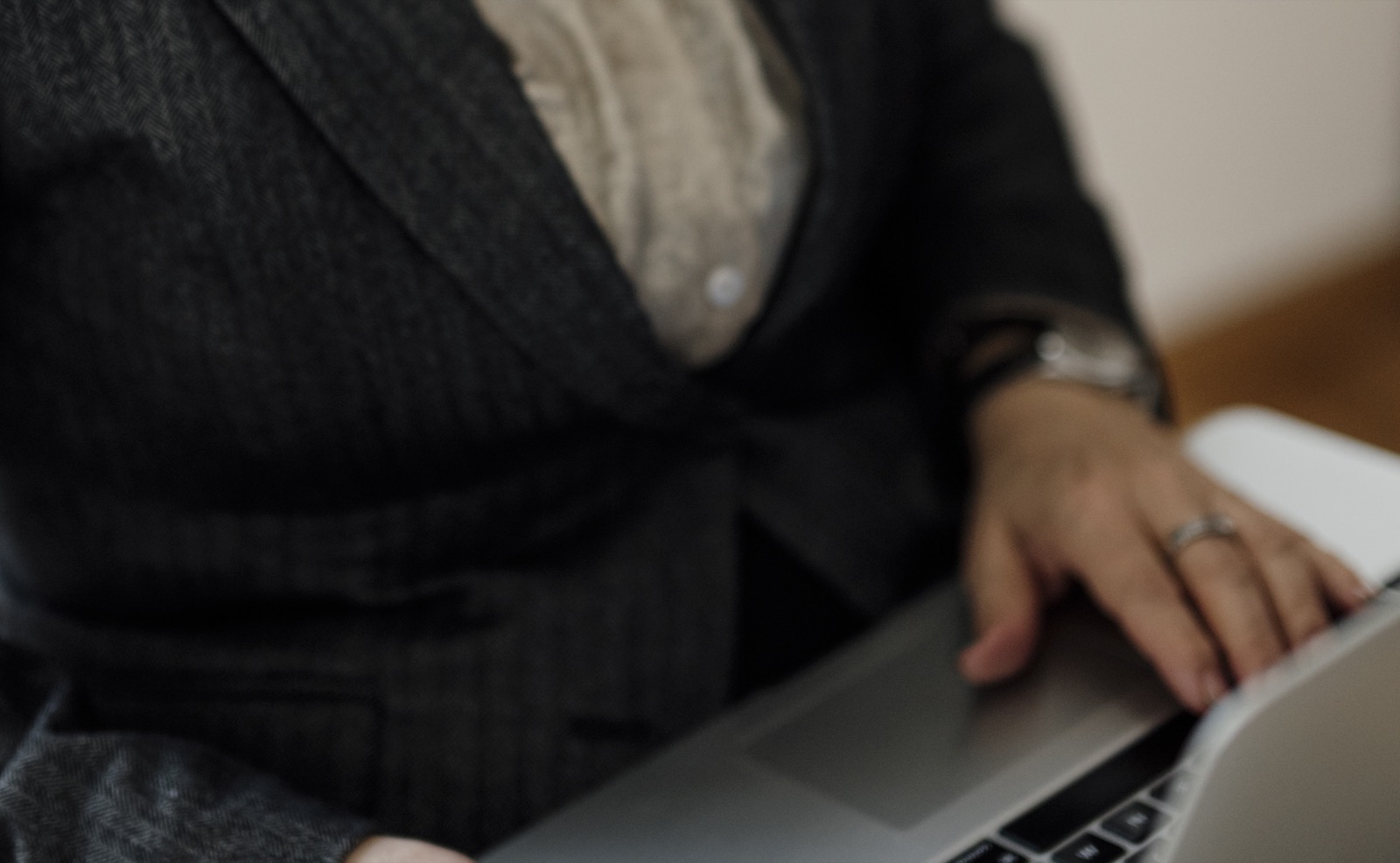 O profesionistă lucrează la laptop într-un birou modern