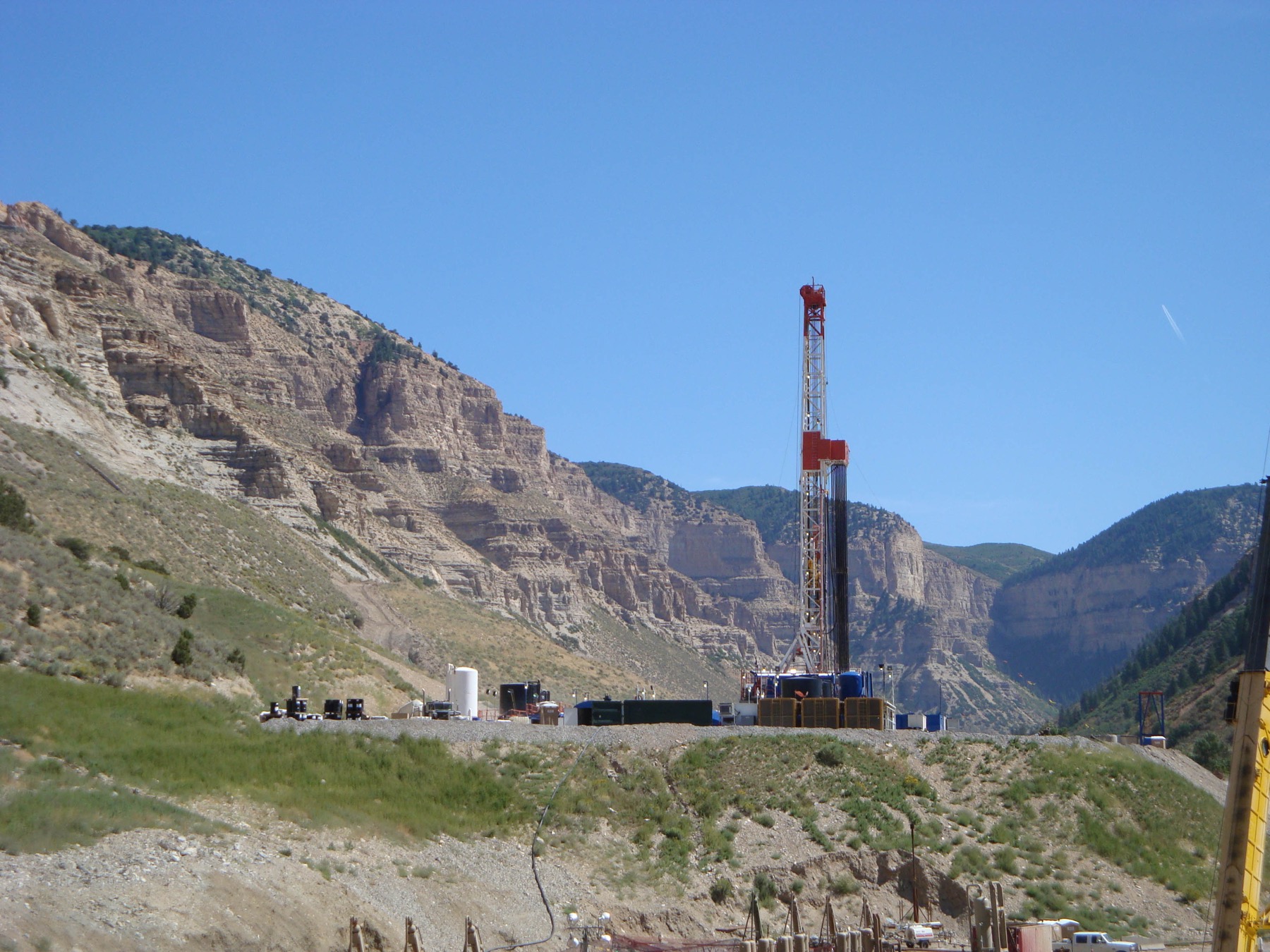 Instalație de extracție a gazelor naturale într-o zonă rurală din Statele Unite