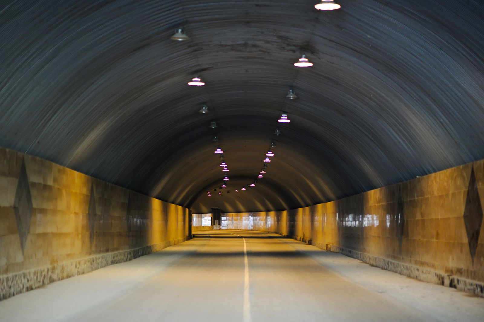 Interiorul unui tunel rutier