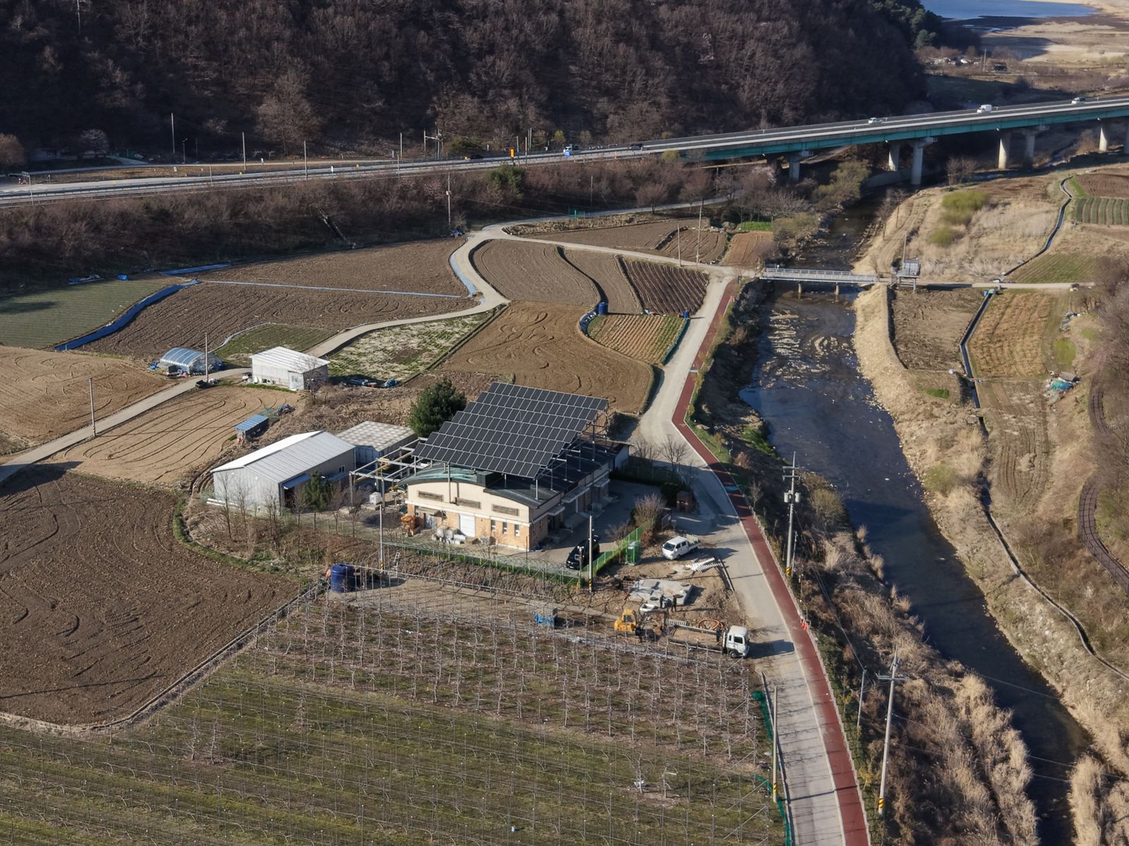 Teren agricol cu panouri fotovoltaice