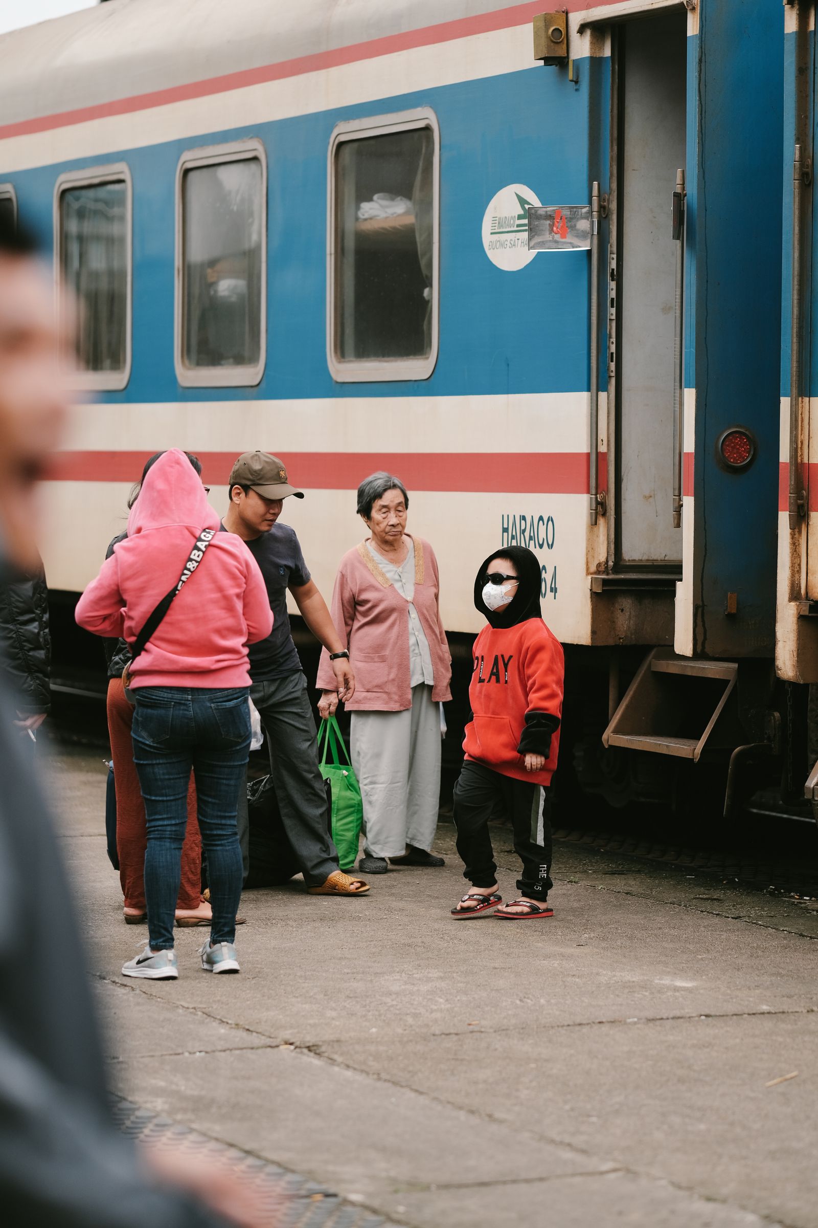 Familie cu bagaje într-o gară