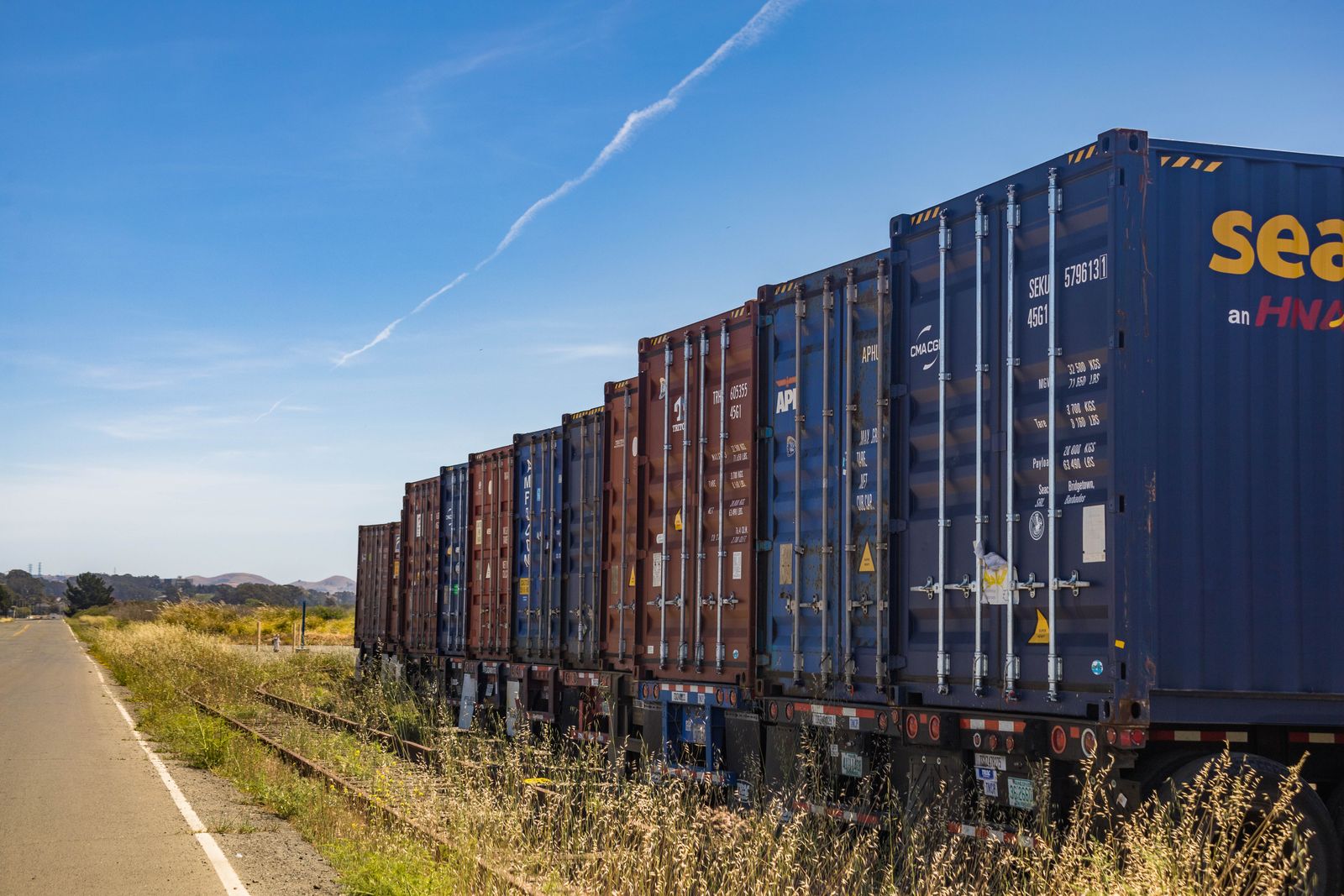 Tren de marfă care transportă containere