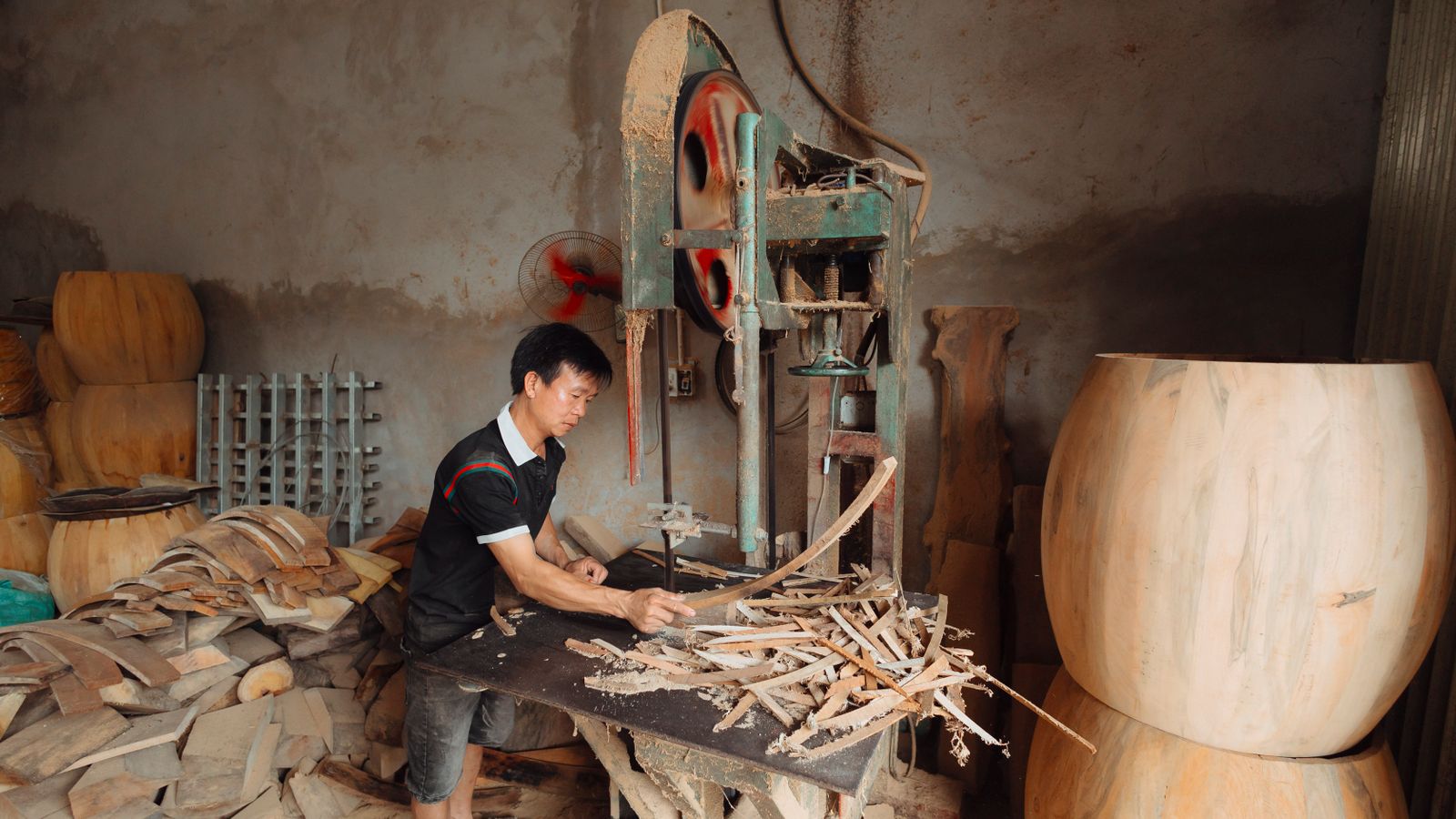 Tâmplar care prelucrează lemn într-un atelier