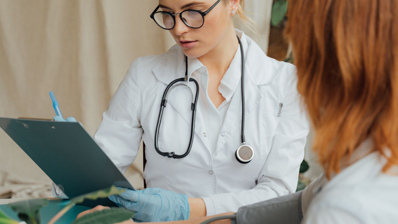 Medic în timpul unei consultații