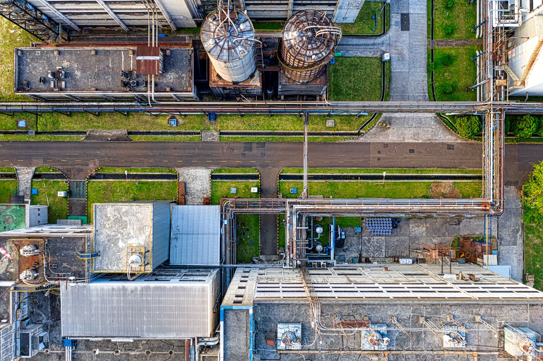 Instalații și conducte într-un complex industrial