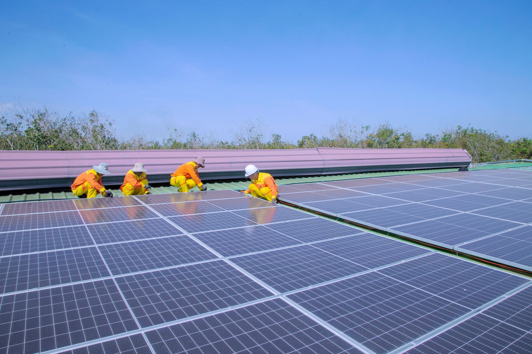 Tehnicieni care instalează panouri fotovoltaice