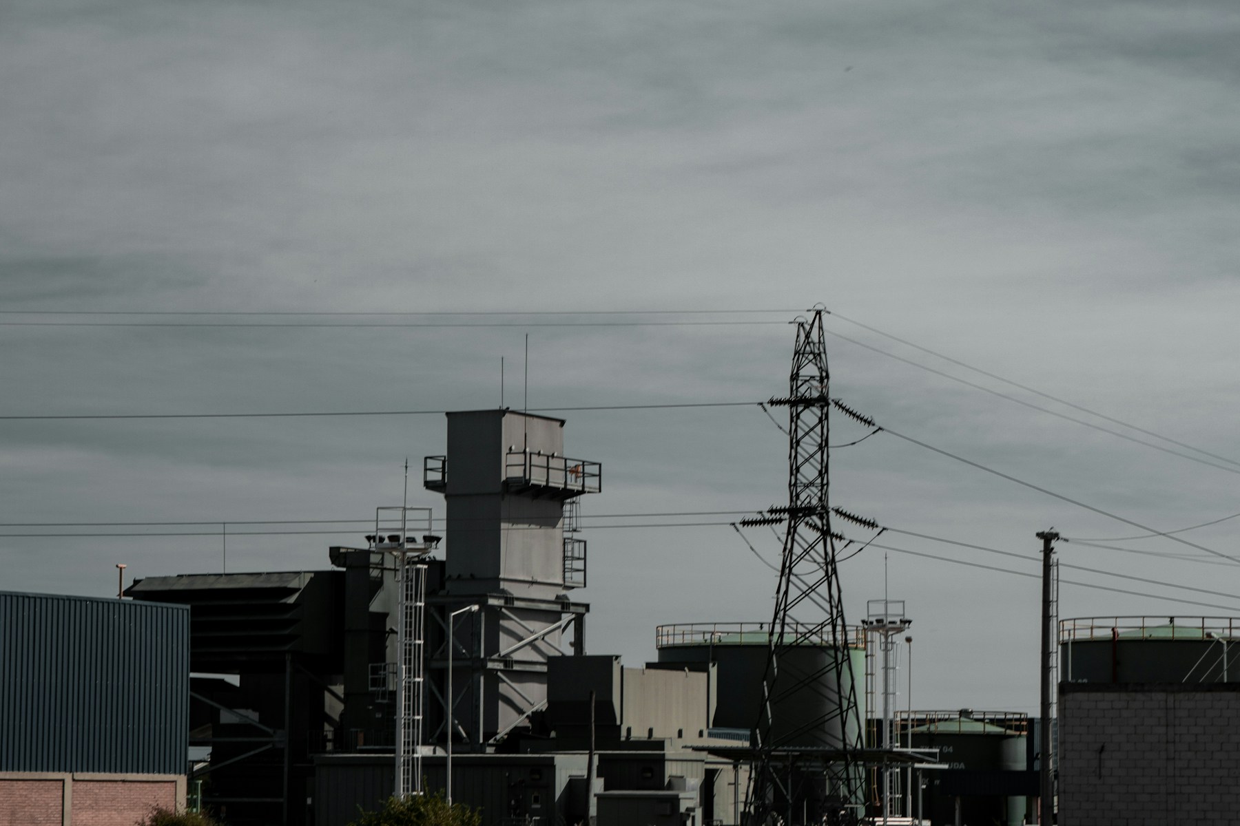 Zonă industrială traversată de linii electrice, imagine ilustrativă
