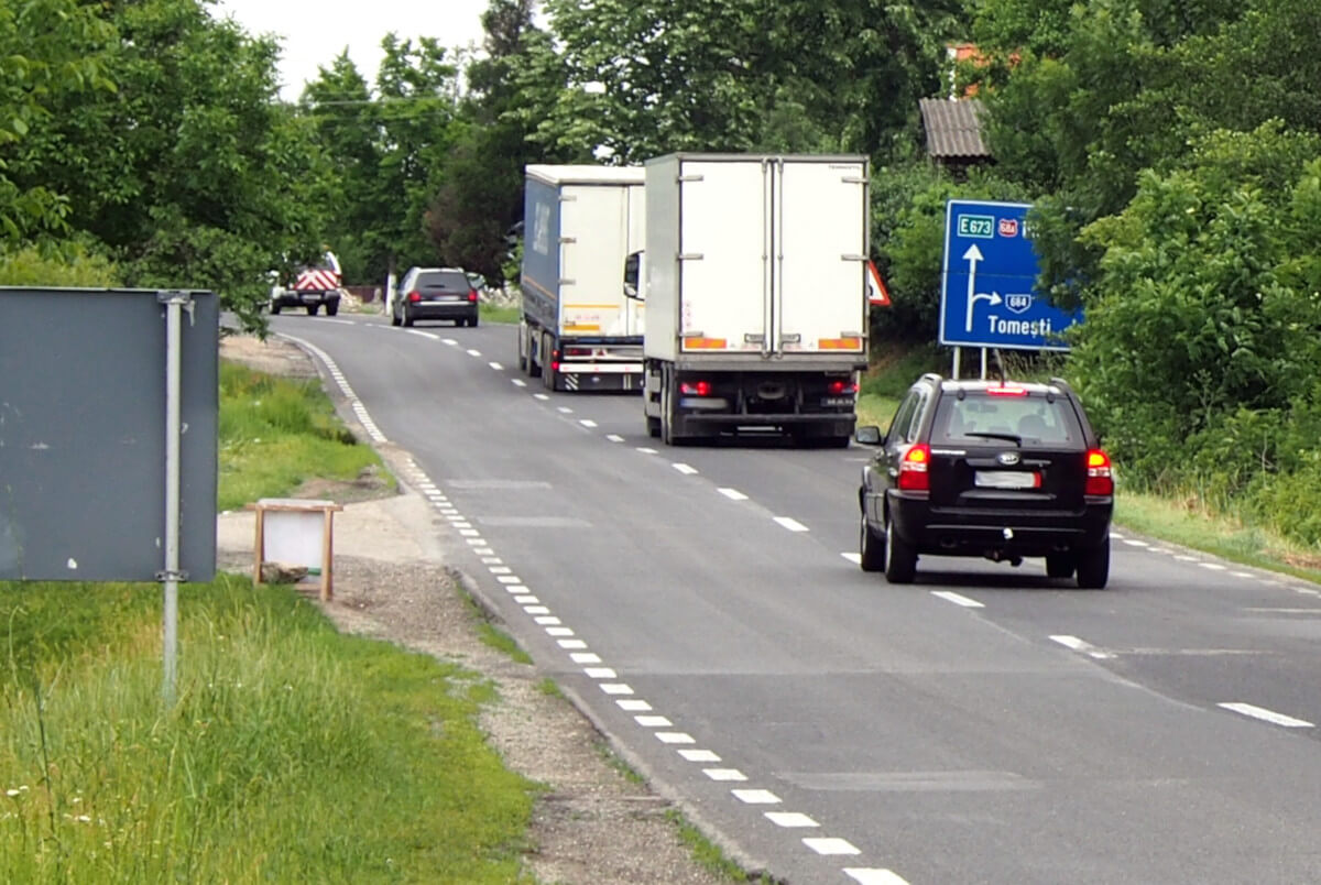 Camioane circulând pe drumul european E673, în apropiere de Tomești